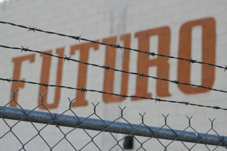 The word "futuro" painted on a wall.
